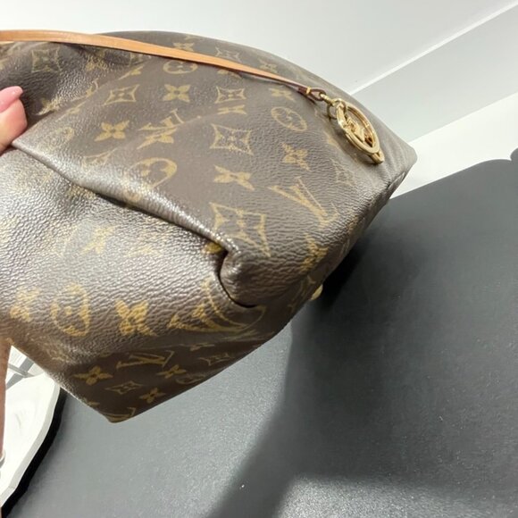 Louis Vuitton Artsy MM Monogram Shoulder Bag with Bag Charm (JB1298) - Picture 10 of 15